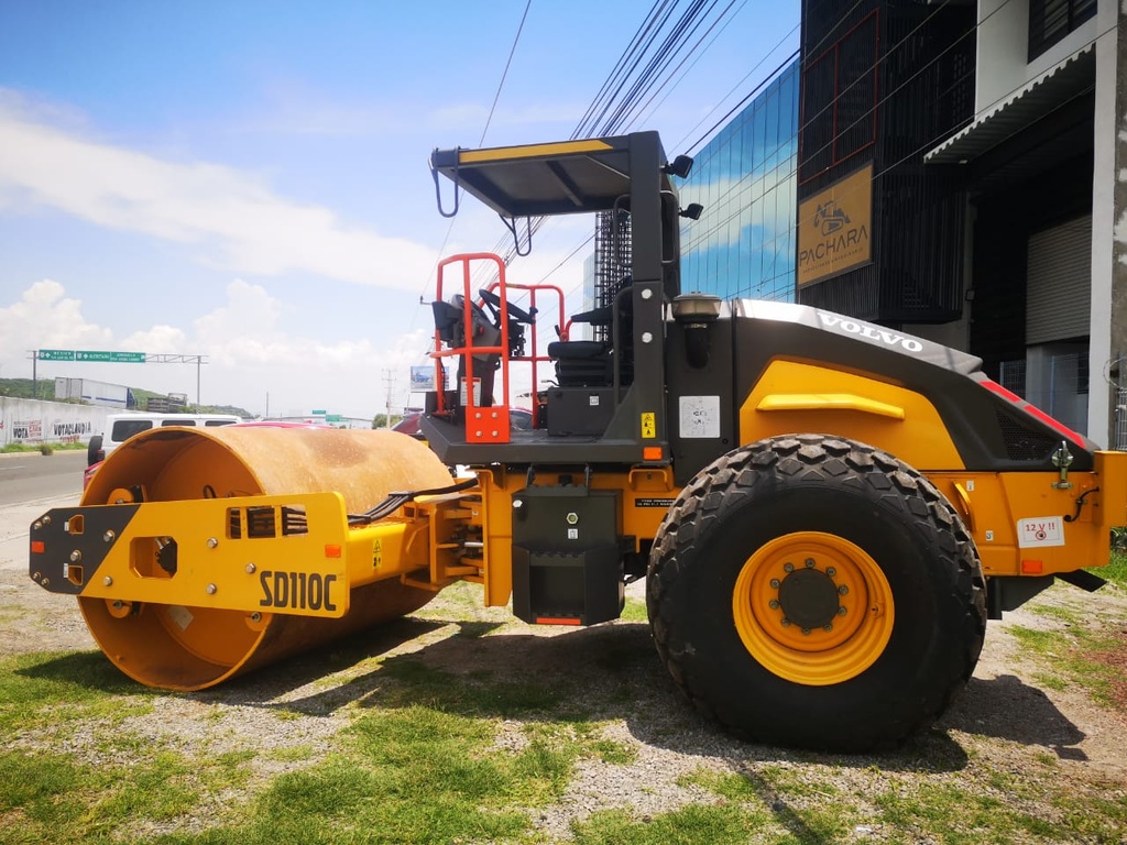 2022 VIBROCOMPACTADOR, MARCA: VOLVO, MODELO: SD110C, (NUEVO) MOTOR: VECV EE 494 TCI-HPCR TURBO TIER 3 (100 HP), FUERZA 243 KN, TRANSMISIÓN HIDRÓSTATICA, PANTALLA LCD  4.3", LLANTAS 23.1-26 R3 8PR TL, RODILLO 84 PULGADAS ANCHO, PESO OPERATIVO: 11,100 KGS