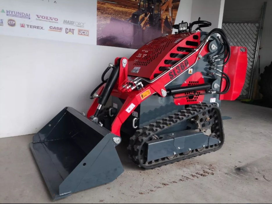 MINICARGADOR 2024 SDLOOL SL360 (NUEVO) MOTOR 420CC A GASOLINA (13.5HP), CON ENFRIADOR HIDRAULICO, AUX HIDRÁULICO DE 3 VÍAS, CUCHARÓN DE 36 PULGADAS.