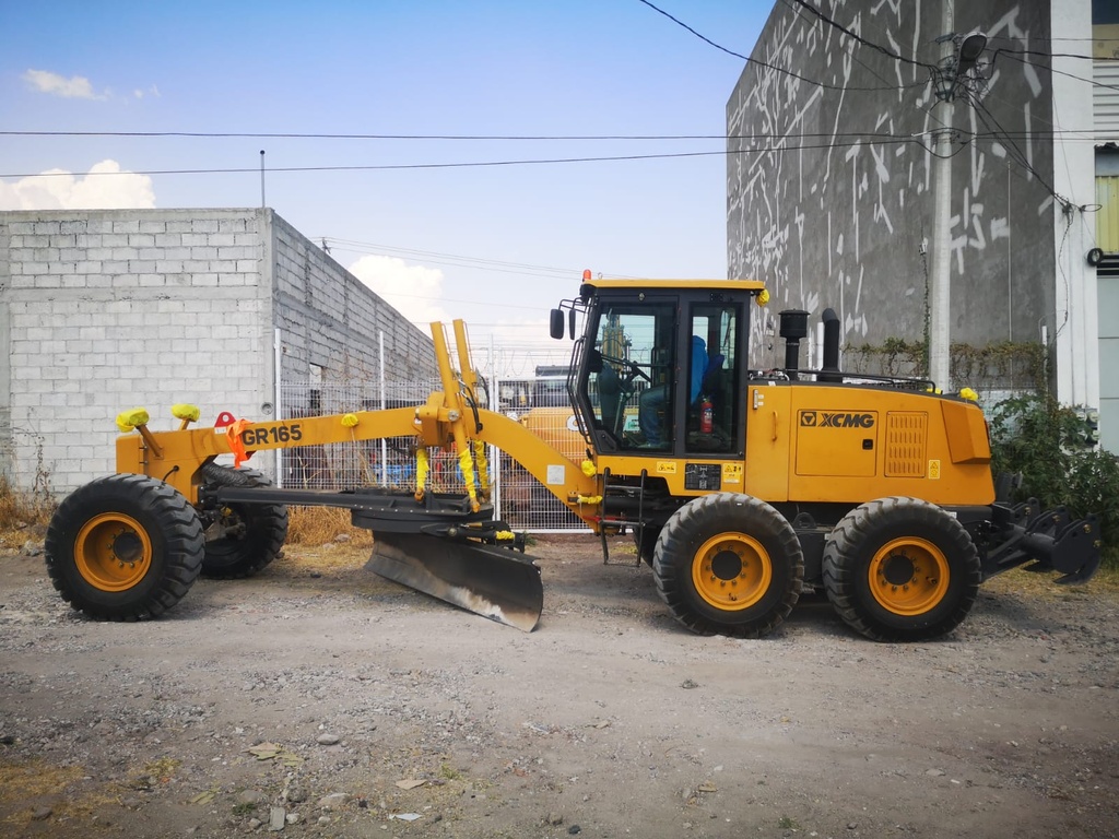 2025 MOTOCONFORMADORA XCMG GR165 (NUEVA) MOTOR CUMMINS 6CTA5.9 6 CIL TURBO INYECCIÓN MECÁNICA (180 HP), TRANSMISIÓN XCMG 6X4, 6VEL (DELANTERAS) 3 VEL (REVERSA), CABINA CERRADA ROPS/FOPS  CON A/C,  PALA 3,6 MTS. LARGO, RIPPER TRASERO DE 5 ZANCOS. PESO OPERATIVO 15,000 KGS. (1 AÑO DE GARANTÍA)