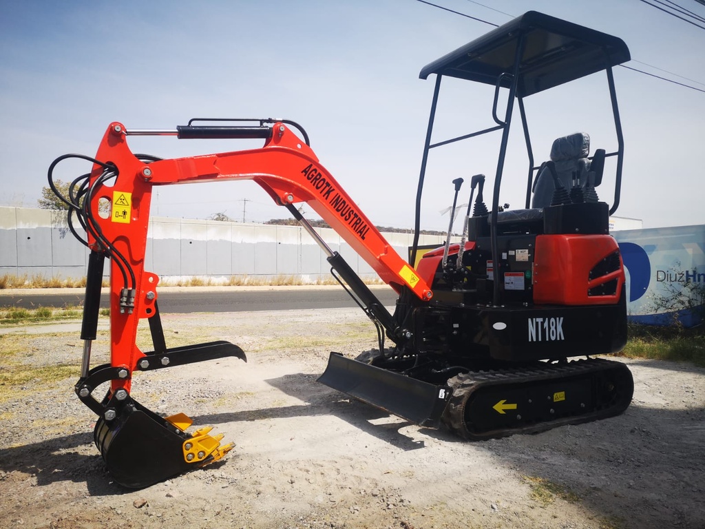2024 MINIEXCAVADORA AGT NT18K (NUEVA) MOTOR KUBOTA D722 3 CIL DIESEL (14 HP) ENFRIADO POR AGUA, BOMBA HIDRÁULICA DE ENGRANES, PISTÓN DE MOVIMIENTO PARA SILLA, DOBLE AUX. HIDRÁULICO, PALA TOPADORA, PILOTAJES JOYSTICKS, ORUGAS DE HULE, CUCHARÓN DE 40 CMS. PESO OPERATIVO: 1,400 KGS. (EQUIPO NUEVO CON GARANTÍA DE 1 AÑO EN MOTOR)
