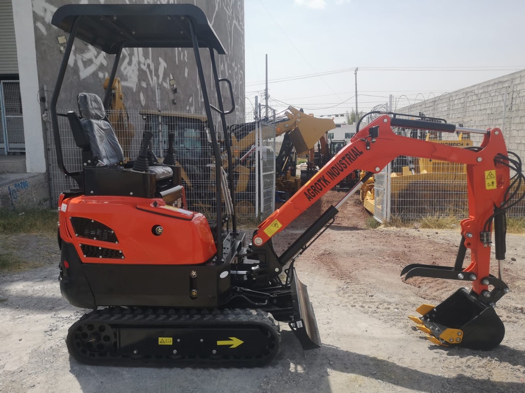 2024 MINIEXCAVADORA AGT NT18K (NUEVA) MOTOR KUBOTA D722 3 CIL DIESEL (14 HP) ENFRIADO POR AGUA, BOMBA HIDRÁULICA DE ENGRANES, PISTÓN DE MOVIMIENTO PARA SILLA, DOBLE AUX. HIDRÁULICO, PALA TOPADORA, PILOTAJES JOYSTICKS, ORUGAS DE HULE, CUCHARÓN DE 40 CMS. PESO OPERATIVO: 1,400 KGS. (EQUIPO NUEVO CON GARANTÍA DE 1 AÑO EN MOTOR)