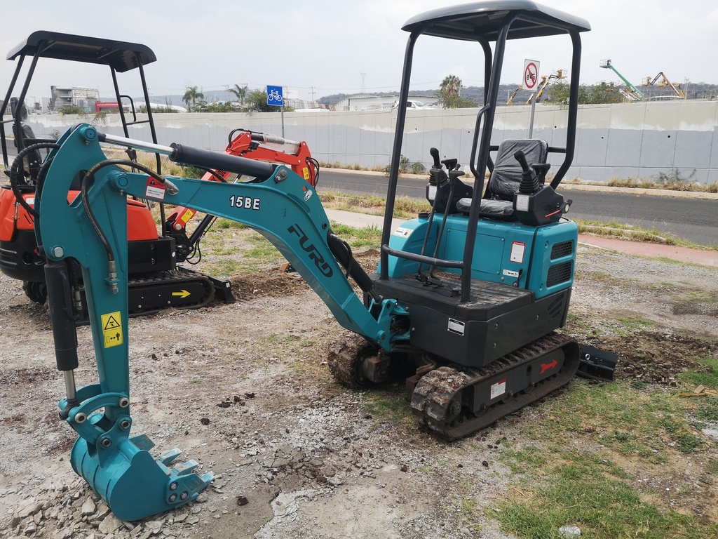 2025 MINIEXCAVADORA FURD FWJ-1500 1.5 TONS. (NUEVA) MOTOR: YANMAR 3 CIL. DIESEL (15HP) ENFRIADO POR AGUA, BOMBA DE ENGRANES, AUX HIDRÁULICO, ENFRIADOR HIDRÁULICO, PILOTAJES JOYSTICKS, PALA TOPADORA, ORUGAS DE HULE (CON DESPLAZAMIENTO HYD. LATERAL), CUCHARÓN DE 40 CMS. (EQUIPO NUEVO CON GARANTÍA DE 1 AÑO EN MOTOR)