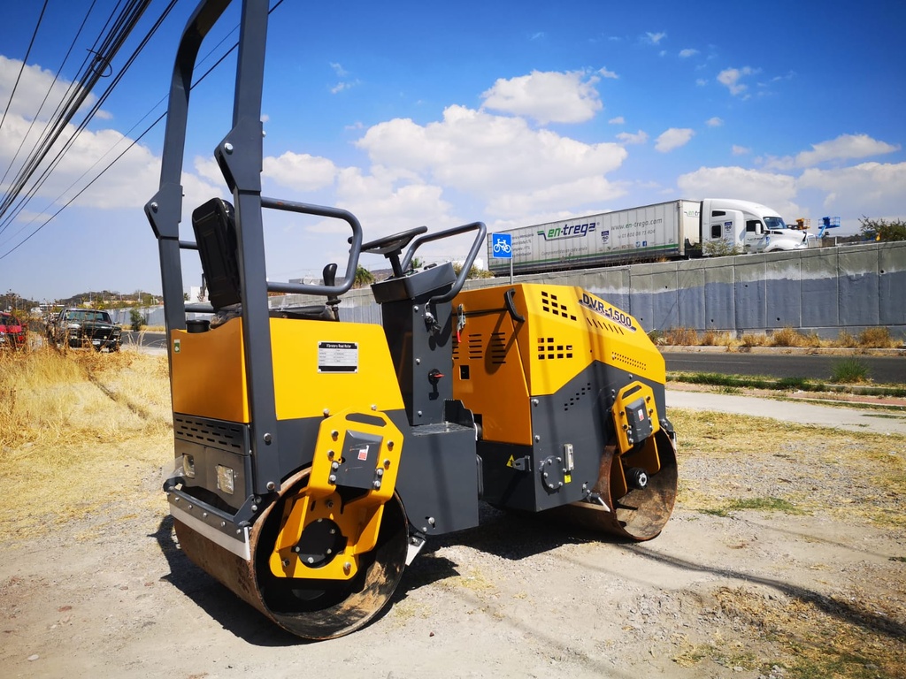 2024 VIBROCOMPACTADOR LIONDI DVR-1500 1.5 TONS. (NUEVO) MOTOR: CHANGCHAI L12 1 CIL. DIESEL (12HP) ENFRIADO POR AGUA, TRANSMISIÓN HIDROSTÁTICA FOMMU, FUERZA EXCITACIÓN 30KN, BOMBA Y TANQUE DE RIEGO, DIÁMETRO RODILLO: 560MM, ANCHO DE RODILLO 900MM, PESO OPERATIVO: 1,500 KGS. (EQUIPO NUEVO SIN GARANTÍA)