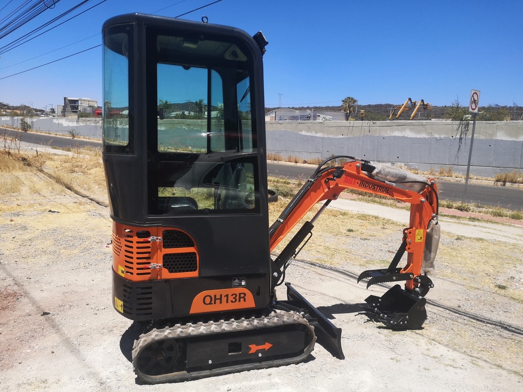 2024 MINIEXCAVADORA AGT INDUSTRIAL QH13R 1 TON (NUEVA) MOTOR: RATO 420CC 1 CIL A GASOLINA (ENFRIADO POR AIRE), BOMBA DE ENGRANES, CABINA CERRADA (CON VENTILADOR), AUX HIDRÁULICO PARA IMPLEMENTOS, PALA TOPADORA, PULGAR MECÁNICO, ORUGAS DE HULE, CUCHARÓN 40 CMS. PESO OPERATIVO: 1,000 KGS. (EQUIPO NUEVO SIN GARANTÍA)
