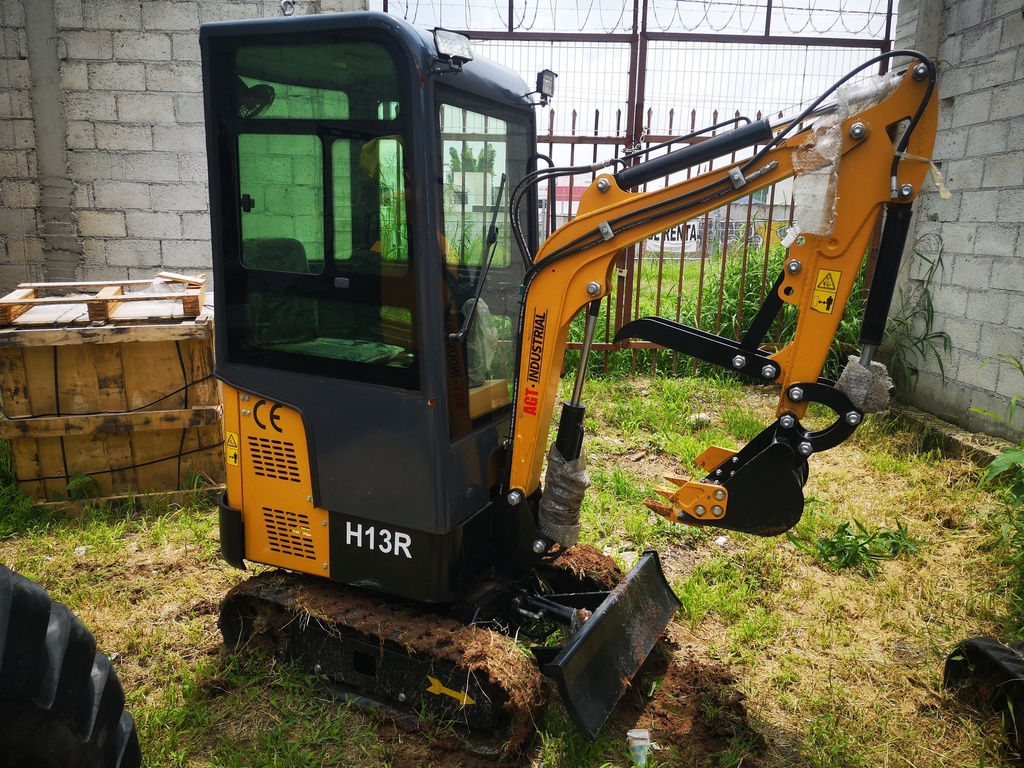 2024 MINIEXCAVADORA AGT H13R 1 TON. (NUEVA) MOTOR RATO 420CC 1 CIL. A GASOLINA ENFRIADO POR AIRE, AUX HIDRÁULICO PARA IMPLEMENTOS, PALA TOPADORA , CABINA CERRADA CON VENTILADOR, ORUGAS DE HULE, CUCHARÓN 40 CMS. DE ANCHO, PESO OPERATIVO: 1,000 KGS. (EQUIPO NUEVO SIN GARANTÍA).