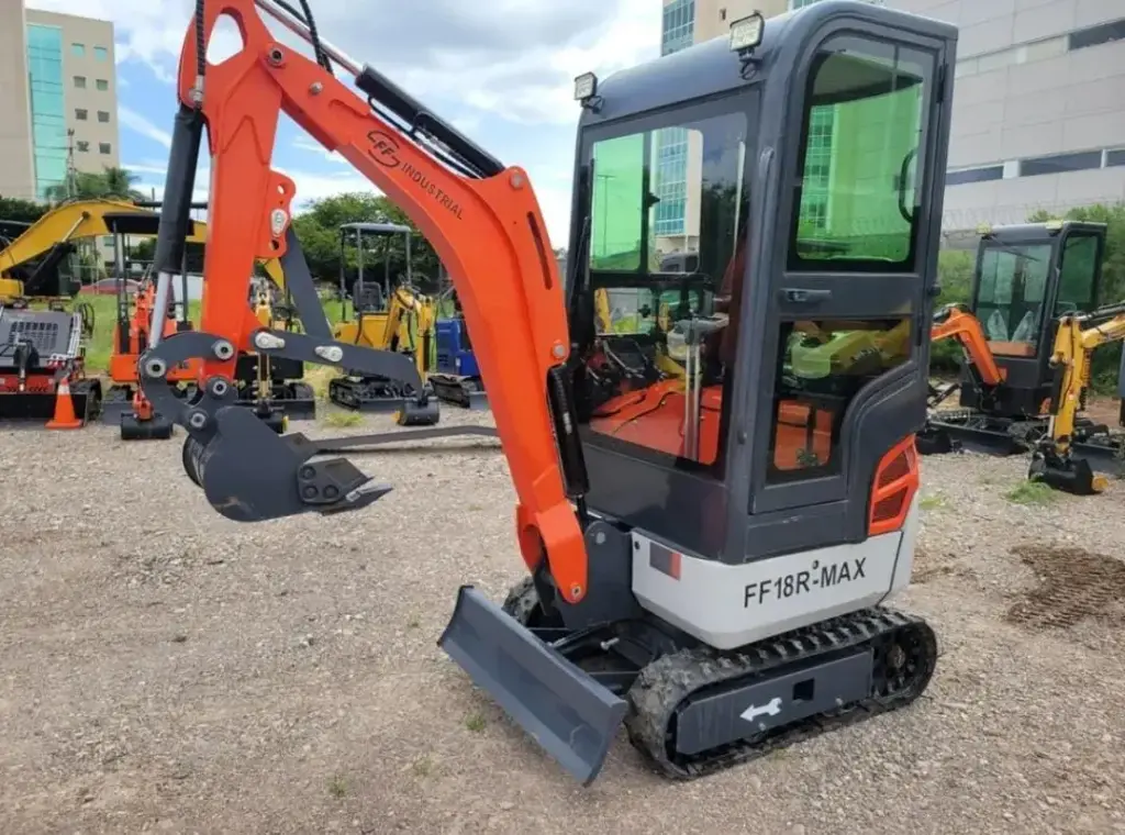 2024 MINIEXCAVADORA FF INDUSTRIAL FF18R MAX 1 TON. (NUEVA) MOTOR RATO 420CC 1 CIL. A GASOLINA ENFRIADO POR AIRE, AUX HIDRÁULICO PARA IMPLEMENTOS, PALA TOPADORA , CABINA CERRADA CON VENTILADOR, PILOTAJE JOYSTICKS, ORUGAS DE HULE, CUCHARÓN 40 CMS. DE ANCHO, PESO OPERATIVO: 1000 KGS. (EQUIPO NUEVO SIN GARANTÍA).