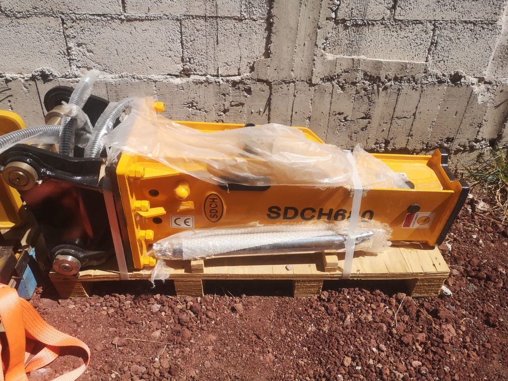 2024 MARTILLO SDCH680 (NUEVO)                  NUM.SERIE: CH-2411026 NO. CHASIS: HF40 2024H1225 PARA 4-7 TONS. FLUIDO HIDRÁULICO DE 40-70 LPM, PRESIÓN OPERATIVA 110-160 KG/CM3, FRECUENCIA DE IMPACTO 500-800 BPM, PICA 68MM, INCLUYE: 1 PICA, 2 PERNOS, 4 SEPARADORES, MANGUERAS, MANÓMETRO Y TANQUE DE NITRÓGENO. PESO OPERATIVO: 345KGS. (EQUIPO NUEVO SIN GARANTIA)
