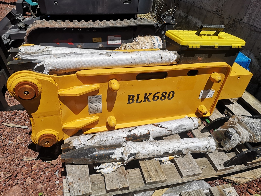 2025 MARTILLO BLK680 (NUEVO) 4-7 TONS. FLUIDO HIDRÁULICO DE 40-70 LPM, PRESIÓN OPERATIVA 110-140 KG/CM3, FRECUENCIA DE IMPACTO 500-900 BPM, PICA 68MM, INCLUYE: 2 PICAS, 2 PERNOS,MANGUERAS, MANÓMETRO Y TANQUE DE NITRÓGENO.  PESO OPERATIVO: 360 KGS. (EQUIPO NUEVO SIN GARANTIA)