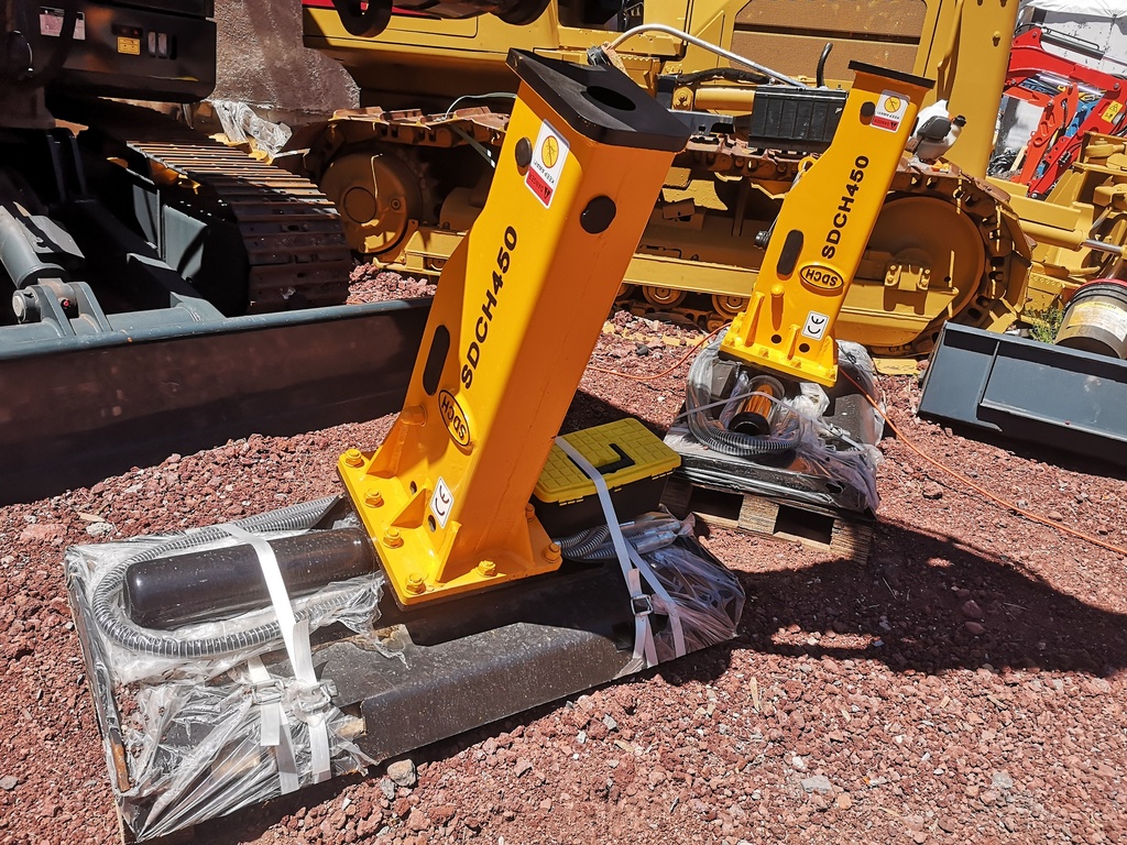 2025 MARTILLO SDCH450 (NUEVO) 2.5-4.5 TONS. FLUIDO HIDRÁULICO DE 25-40 LPM, PRESIÓN OPERATIVA 110-140 KG/CM3, FRECUENCIA DE IMPACTO 550-1000 BPM, PICA 45MM, INCLUYE: PLACA ADAPTADORA PARA MINICARGADOR, MANGUERAS, 2 PICAS 45MM, MANÓMETRO Y TANQUE DE NITRÓGENO. PESO OPERATIVO: 130KGS. / 40 KGS. PLACA ADAPTADORA. (EQUIPO NUEVO SIN GARANTIA).