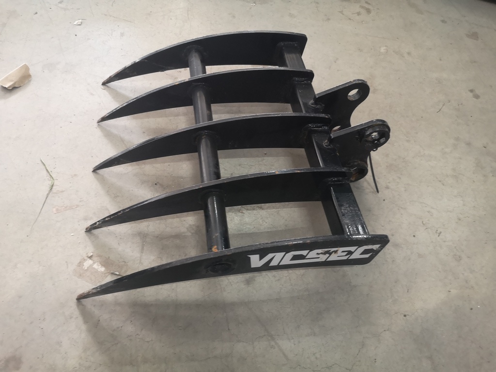 ADITAMENTO RASTRA PARA MINIEXCAVADORA MARCA VICSEC (NUEVO) 5 DIENTES, ENTRADAS DE OREJAS 9CMS, PARA PERNOS DE 1 PULG. MEDIDAS 54CMS LARGO 49 CMS ANCHO.