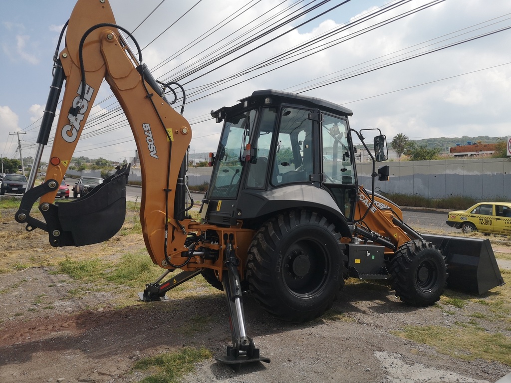 2025 RETROEXCAVADORA CASE 570SV 4WD NUEVA. MOTOR FPT 4 CIL TURBO S8000 (97HP) INYECCIÓN MECÁNICA, TRANSMISIÓN POWERSHUTTLE TLB1 CARRARO 4X4, BOMBA HIDRÁULICA CNH DE ENGRANAJES, KIT HIDRÁULICO, ESTABILIZADORES TIPO AMERICANO, CUCHARÓN DELANTERO 1M3, CUCHARÓN TRASERO 24 PULG, CABINA ROPS/FOPS CERRADA CON A/C. (1 AÑO DE GARANTÍA)