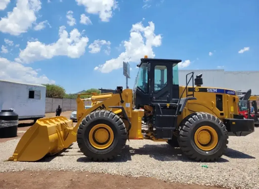 2026 CARGADOR FRONTAL PYLOADER SEM (BY CATERPILLAR) 655D (NUEVO) MOTOR: WEICHAI WD10G 6 CIL TURBO TIER2 (217HP), TRANSMISIÓN SEM, EJES 2 VEL (MAX. 40 KM/H), BOMBA HYD. DOBLE CON FLUJO COMPARTIDO, FRENOS DE DISCO ACCIÓN AIRE/ACEITE, CUCHARÓN DE 3.0 M3, CABINA CERRADA CON A/C, LLANTAS 23.5-25. PESO OPERATIVO: 16,700 KGS.  (GARANTÍA DE 1 AÑO)