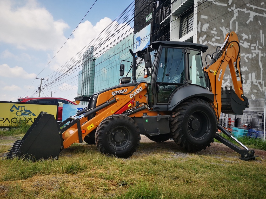 2025 RETROEXCAVADORA CASE 570SV 4WD NUEVA. MOTOR FPT 4 CIL TURBO S8000 (97HP) INYECCIÓN MECÁNICA, TRANSMISIÓN POWERSHUTTLE TLB1 CARRARO 4X4, BOMBA HIDRÁULICA CNH DE ENGRANAJES, ESTABILIZADORES TIPO AMERICANO, CUCHARÓN DELANTERO 1M3, CUCHARÓN TRASERO 24 PULG, CABINA ROPS/FOPS CERRADA CON A/C. KIT HIDRAULICO (2 AÑOS DE GARANTÍA O 2,000 HORAS LO QUE OCURRA PRIMERO)