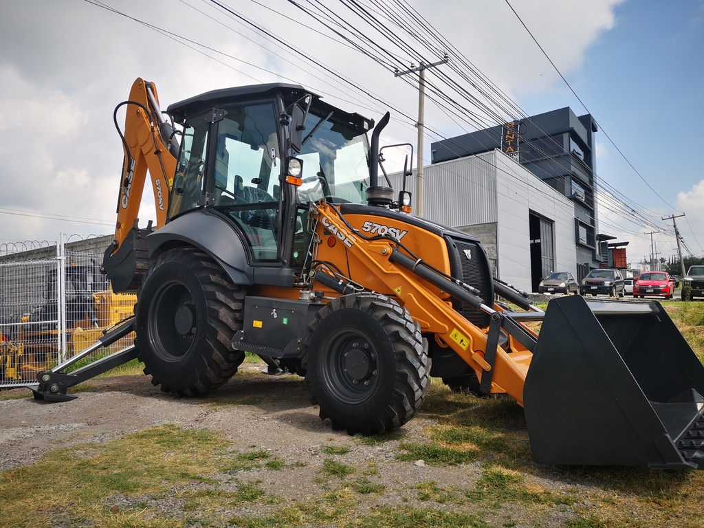 2025 RETROEXCAVADORA CASE 570SV 4WD NUEVA. MOTOR FPT 4 CIL TURBO S8000 (97HP) INYECCIÓN MECÁNICA, TRANSMISIÓN POWERSHUTTLE TLB1 CARRARO 4X4, BOMBA HIDRÁULICA CNH DE ENGRANAJES, ESTABILIZADORES TIPO AMERICANO, CUCHARÓN DELANTERO 1M3, CUCHARÓN TRASERO 24 PULG, CABINA ROPS/FOPS CERRADA CON A/C. KIT HIDRAULICO (2 AÑOS DE GARANTÍA O 2,000 HORAS LO QUE OCURRA PRIMERO)