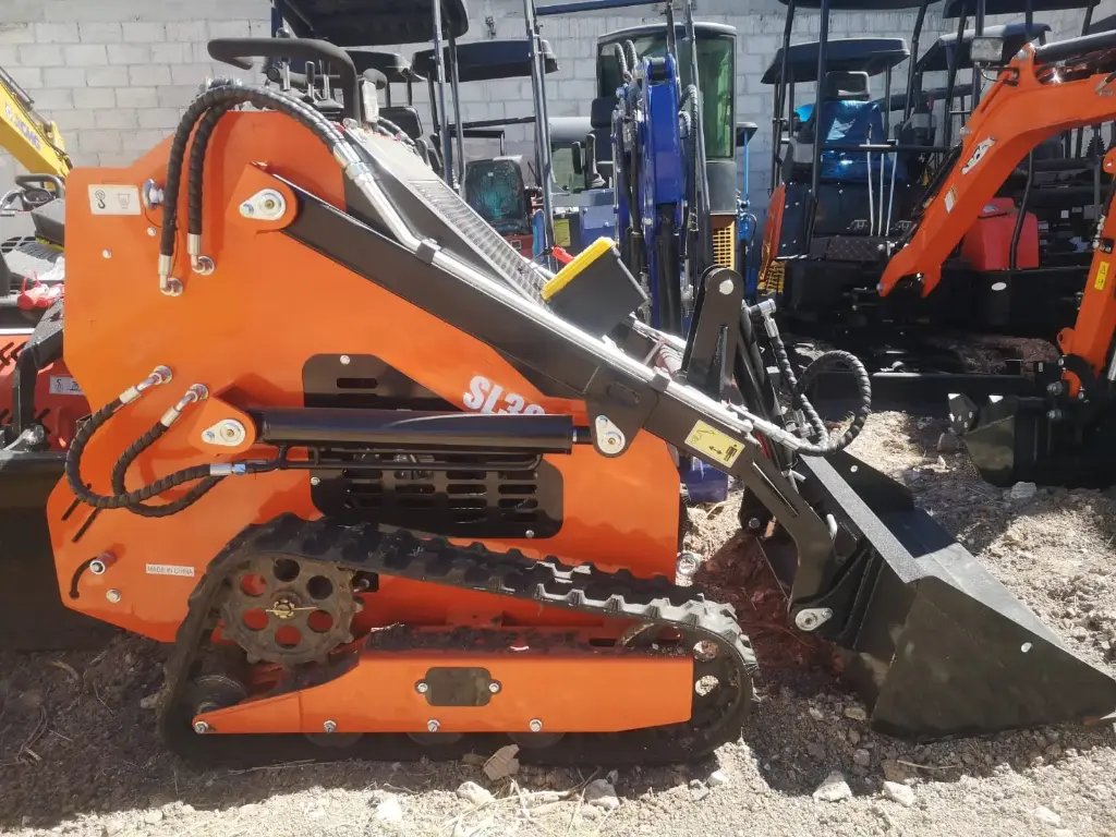 2025 MINICARGADOR SDLOOL 36C (NUEVO) MOTOR 420CC A GASOLINA (13.5HP), CON ENFRIADOR HIDRAULICO, AUX HIDRÁULICO DE 3 VÍAS, ORUGAS DE HULE, CUCHARÓN DE 36 PULGADAS, PESO OPERATIVO: 800 KGS. (EQUIPO NUEVO SIN GARANTÍA) 