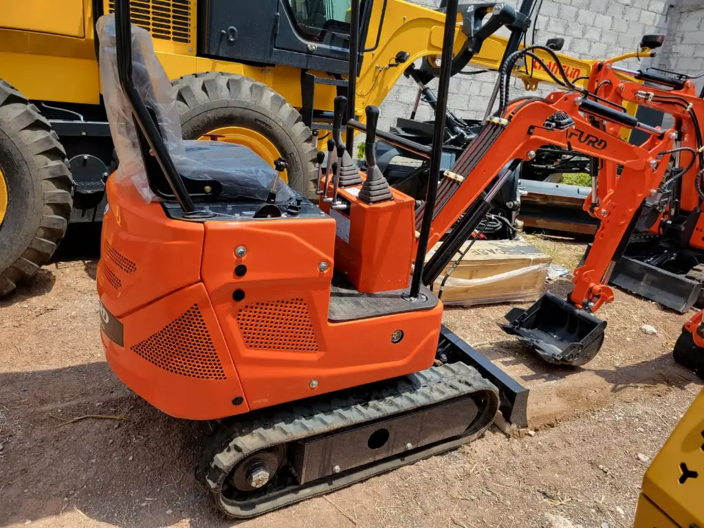 2025 MINIEXCAVADORA FURD FWJ-1000 MOTOR: BRIGGS STRATTON 1 CIL. GASOLINA (13.5HP) ,BOMBA HIDRÁULICA DE ENGRANES, AUX HIDRÁULICO PARA IMPLEMENTOS, PALA TOPADORA, ORUGRAS DE HULE, CUCHARÓN DE 40 CMS. PESO OPERATIVO: 1,000 KGS. (EQUIPO NUEVO SIN GARANTÍA).