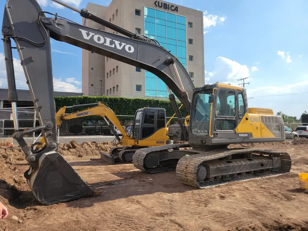 2005 EXCAVADORA VOLVO EC240BLR (USADA), NUM. SERIE: EC240V12617,  MOTOR VOLVO D7D 6 CIL DIESEL TURBO 180HP , BOMBA TWIN DE PISTONES AXIALES, CUCHARÓN 56 PULG., CABINA CERRADA, PESO 26,000 KGS.