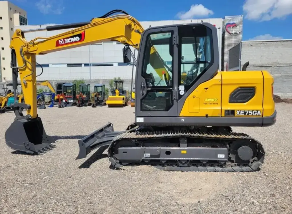 2026 EXCAVADORA XCMG XE75GA 7.7 TONS. (NUEVA) MOTOR KUBOTA V2607 4 CIL. TURBO (57HP), BOMBA HIDRÁULICA DE ÉMBOLO 164 L/MIN, PALA TOPADORA, ORUGAS METÁLICAS, KIT HIDRÁULICO, CABINA CERRADA CON A/C. (1 AÑO DE GARANTÍA).