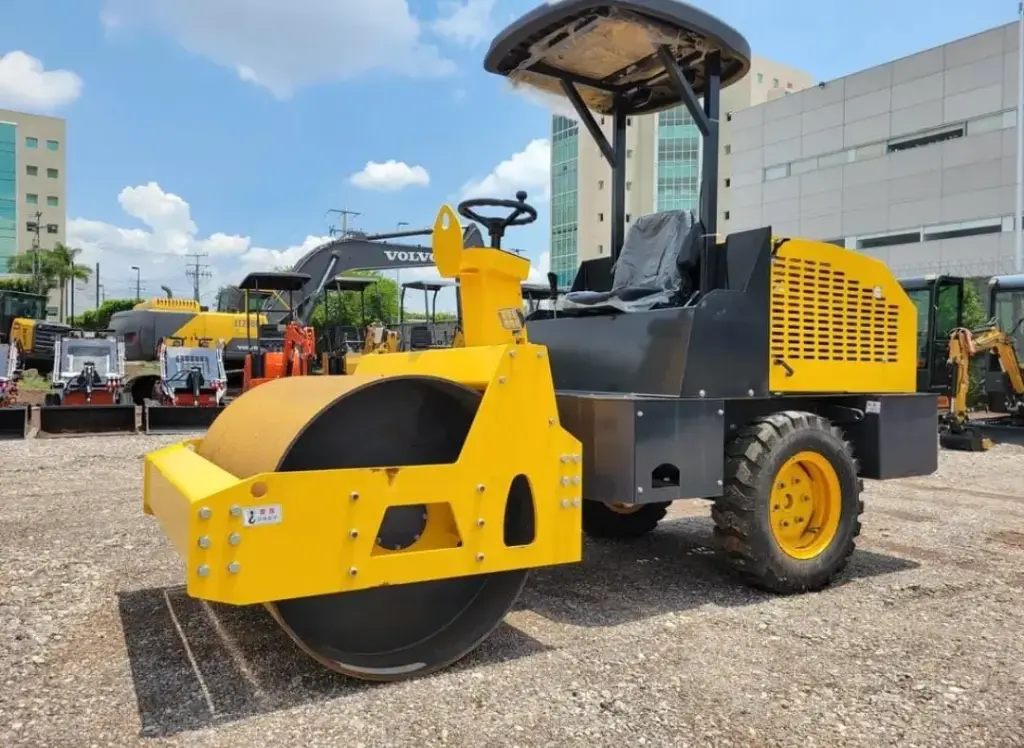 2025 VIBROCOMPACTADOR KUL DR-4000 (3TONS.) NUEVO! MOTOR: CHANGWU 1 CILINDRO DIESEL 25HP (ENFRIADO POR AIRE). TRANSMISIÓN: HIDROSTÁTICA. BOMBA DE ENGRANES. RODILLO CON VIBRACIÓN. RODILLO: 51 PULGADAS (1.30 MTS. ANCHO) 36 PULGADAS DE DIÁMETRO. LLANTAS: 8.25-16 (EQUIPO NUEVO SIN GARANTÍA) 