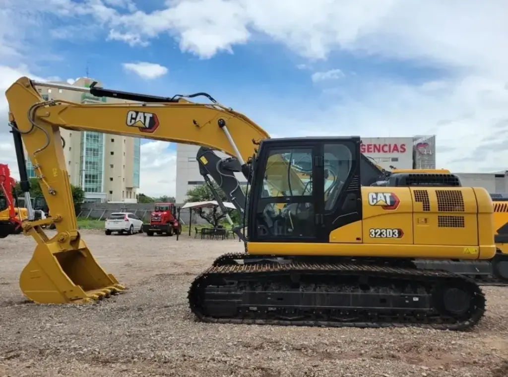 2025 EXCAVADORA CATERPILLAR 323D3 NUEVA, MOTOR CAT C7.1 6 CIL. TURBO (158HP) , BOMBA TWIN CAT DE PISTONES AXIALES, BRAZO ESTANDAR, CUCHARÓN 56 PULG, KIT HIDRÁULICO, CABINA CON A/C, PESO OPERATIVO: 22,600 KGS. (1 AÑO DE GARANTÍA).