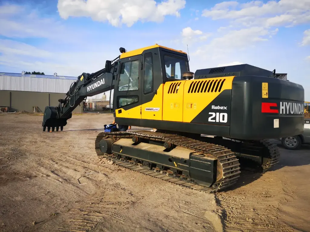 2026 EXCAVADORA HYUNDAI R210 SMART (NUEVA) MOTOR CUMMINS 6BTA5.9-C TURBO 140HP, BOMBA HIDRÁULICA HYUNDAI K3V112DT DE PISTONES AXIALES, MOTORES DE TRÁNSITOS Y DE GIRO HYUNDAI DE PISTONES AXIALES, TRÁNSITOS DE 600MM ANCHO, AUX HIDRÁULICO, CUCHARÓN STD. 0.92 M3, CÁBINA CON A/C, PANTALLA LCD, PESO 21,200 KGS. (1 AÑO DE GARANTÍA POR  DEFECTOS DE FABRICACIÓN)  