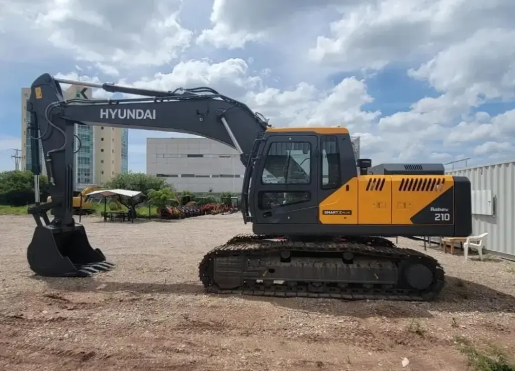 2026 EXCAVADORA HYUNDAI R210 SMART (NUEVA) MOTOR CUMMINS 6BTA5.9-C TURBO 140HP, BOMBA HIDRÁULICA HYUNDAI K3V112DT DE PISTONES AXIALES, MOTORES DE TRÁNSITOS Y DE GIRO HYUNDAI DE PISTONES AXIALES, TRÁNSITOS DE 600MM ANCHO, AUX HIDRÁULICO, CUCHARÓN DE USO RUDO 0.92 M3, CÁBINA CON A/C, PANTALLA LCD, PESO 21,200 KGS. (1 AÑO DE GARANTÍA POR  DEFECTOS DE FABRICACIÓN)   