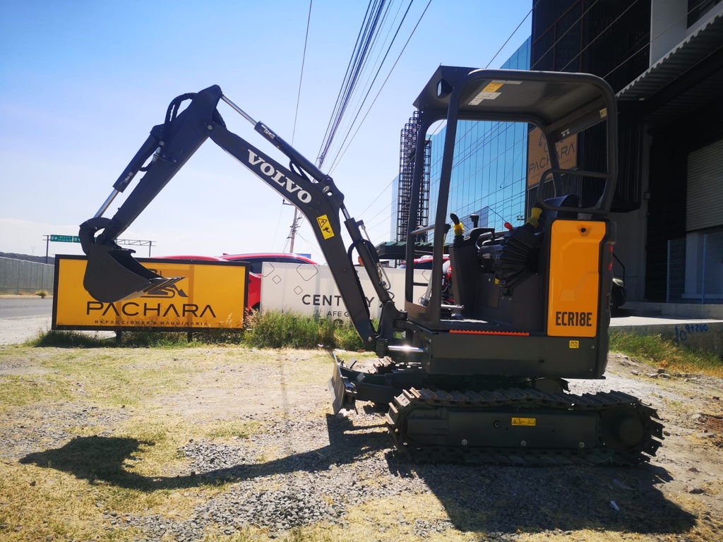 2022 MINIEXCAVADORA VOLVO ECR18E MOTOR : Volvo 3 Cil Diesel (16.5 HP) Inyección Mecánica Peso Operativo: 1,800 KGS Profundidad de Excavación: 2.6 mts Ancho del Bote: 45 cms Mandos de Manejo Tipo Joystick, Piston de giro en Brazo Excavador, Kit Hidraulico Para Martillo, Zapatas Metálicas , Transitos Extendibles