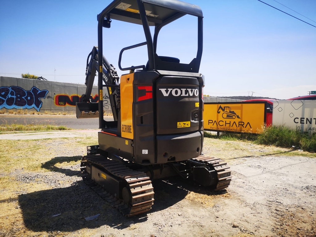 2022 MINIEXCAVADORA VOLVO ECR18E MOTOR : Volvo 3 Cil Diesel (16.5 HP) Inyección Mecánica Peso Operativo: 1,800 KGS Profundidad de Excavación: 2.6 mts Ancho del Bote: 45 cms Mandos de Manejo Tipo Joystick, Piston de giro en Brazo Excavador, Kit Hidraulico Para Martillo, Zapatas Metálicas , Transitos Extendibles