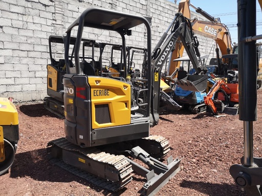 [MEXC-16] 2022 MINIEXCAVADORA VOLVO ECR18E MOTOR : Volvo 3 Cil Diesel (16.5 HP) Inyección Mecánica Peso Operativo: 1,800 KGS Profundidad de Excavación: 2.6 mts Ancho del Bote: 45 cms Mandos de Manejo Tipo Joystick, Piston de giro en Brazo Excavador, Kit Hidraulico Para Martillo, Zapatas Metálicas , Transitos Extendibles (copia)