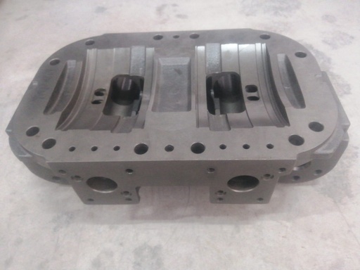[1027131] TAPA DE BOMBA PARA JOHN DEERE 200CLC 1027131