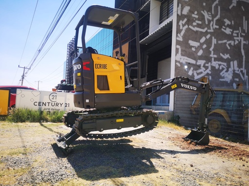 [MEXC-12] 2022 MINIEXCAVADORA VOLVO ECR18E MOTOR : Volvo 3 Cil Diesel (16.5 HP) Inyección Mecánica Peso Operativo: 1,800 KGS Profundidad de Excavación: 2.6 mts Ancho del Bote: 45 cms Mandos de Manejo Tipo Joystick, Piston de giro en Brazo Excavador, Kit Hidraulico Para Martillo, Zapatas Metálicas , Transitos Extendibles